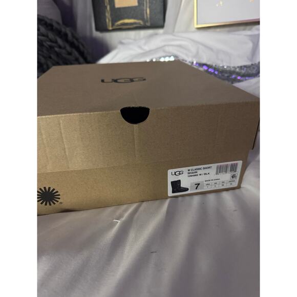 UGG Classic ankle black /iridescent rainbow flip Sequin boot in bling sz 7 nib - Picture 4 of 13